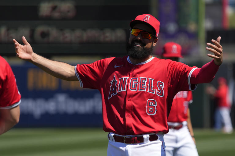 Watch: Angels 3B gets booed after 0-for-20 start to season